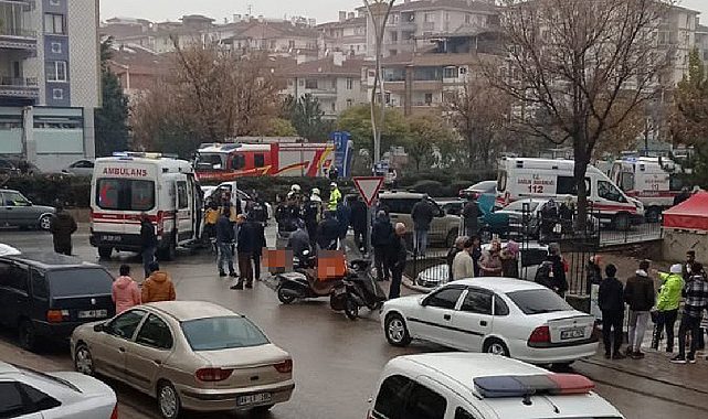 Ankara&#039;da feci kaza! Otomobil yayaların arasında daldı