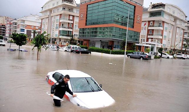 Antalya sele teslim! Kaş&#039;ta sokaklar göle döndü