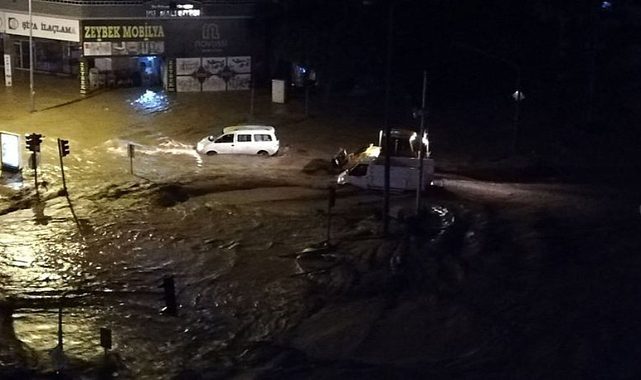 Antalya&#039;yı sel vurdu, okullar tatil edildi