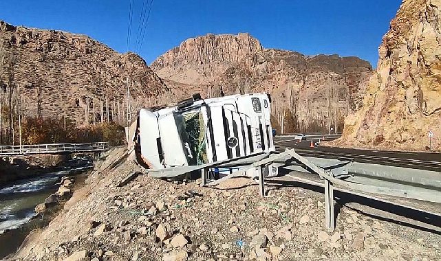 Erzurum&#039;da tır nehre uçacaktı,bariyere asılı kaldı!