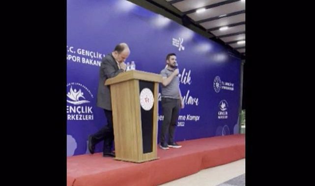 İstiklal Marşı&#039;nın 10 kıtası ayakta okundu! Mehmet Muharrem Kasapoğlu&#039;ndan gençlere mesaj