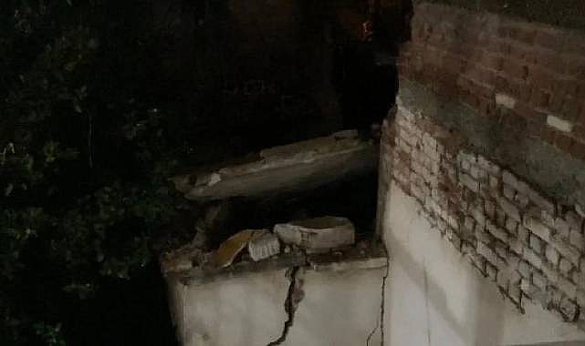 İzmir&#039;de yoğun yağış evin çatısının düşmesine yol açtı