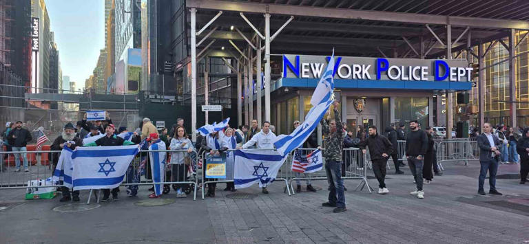 New York’ta binlerce Filistin destekçisi Times Meydanı’nda toplandı