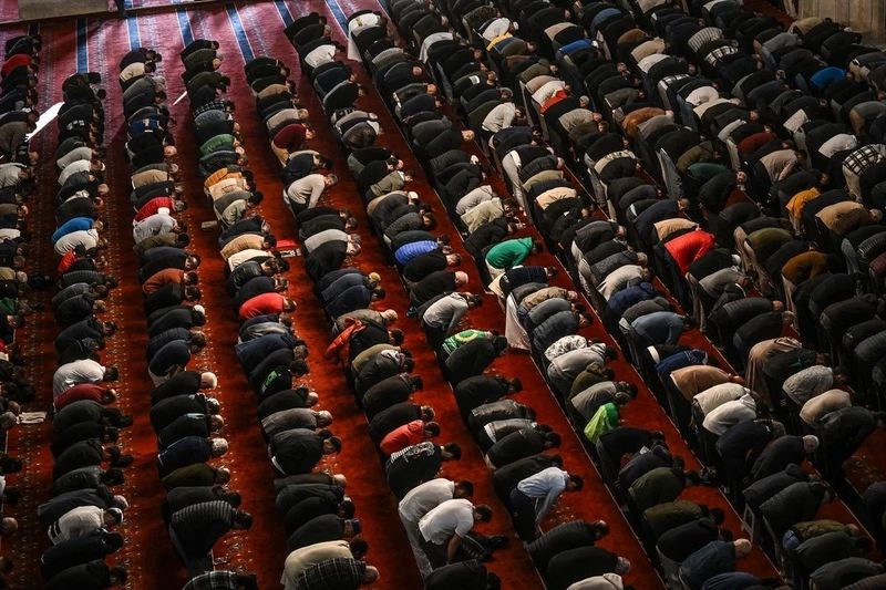 Süleymaniye&#039;den Diyarbakır&#039;a... Camiler doldu taştı! Ramazan Bayramı&#039;nın coşkusu Türkiye’yi sardı