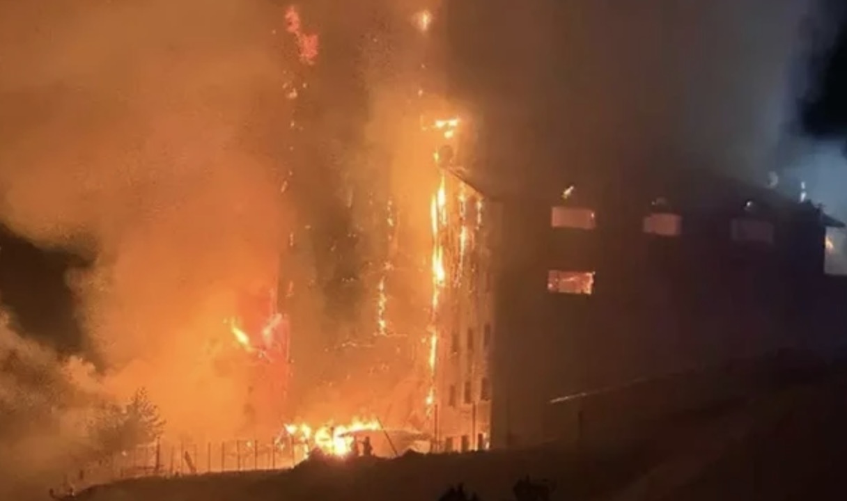 Kartalkaya faciasının yaraları henüz yeni sarılmışken... Bursa Uludağ&#039;da otel yangını