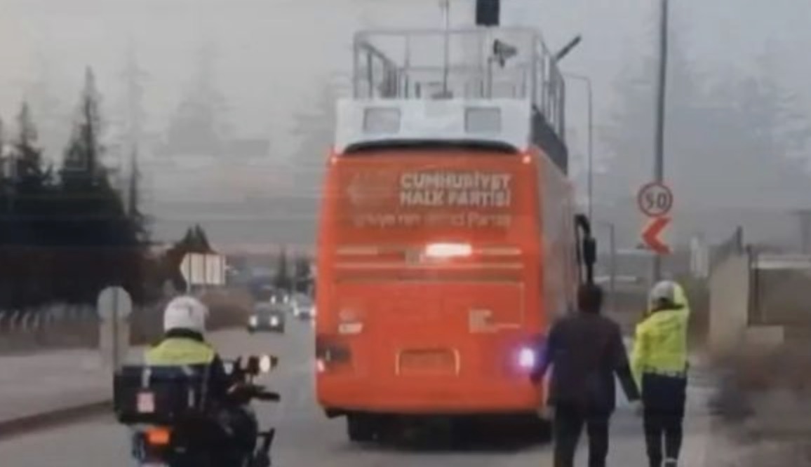 Yok artık! RTÜK görevlisi CHP otobüsünü mü kaçırdı?