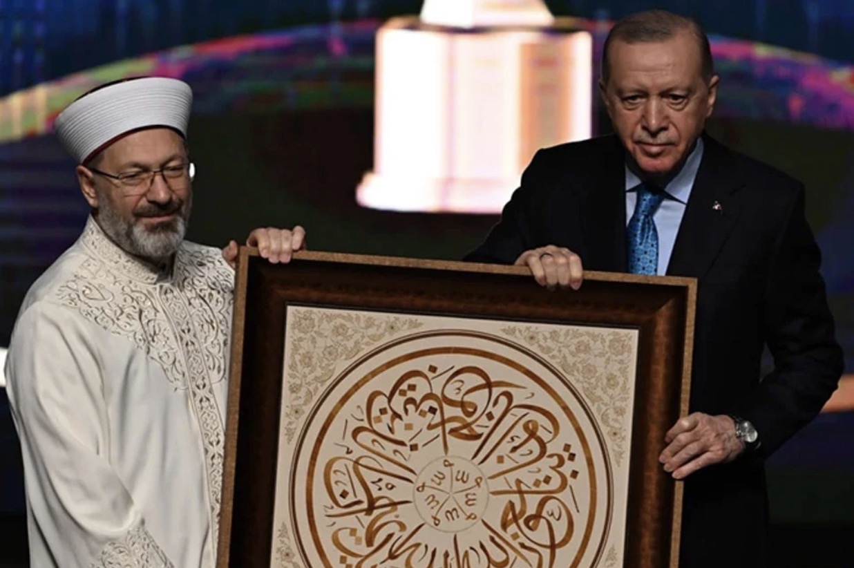 O ayetin anlamı ne? Ali Erbaş&#039;ın Erdoğan&#039;a hediyesi sosyal medyayı karıştırdı