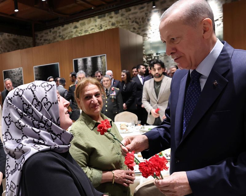 Cumhurbaşkanı Erdoğan, ilk iftarını şehit aileleri ile birlikte yaptı