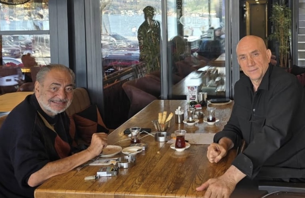 Türk televizyonlarının kralı tahtını geri almaya geliyor! Reha Muhtar ile Ertan Özyiğit&#039;ten Emirgan&#039;da sürpriz buluşma