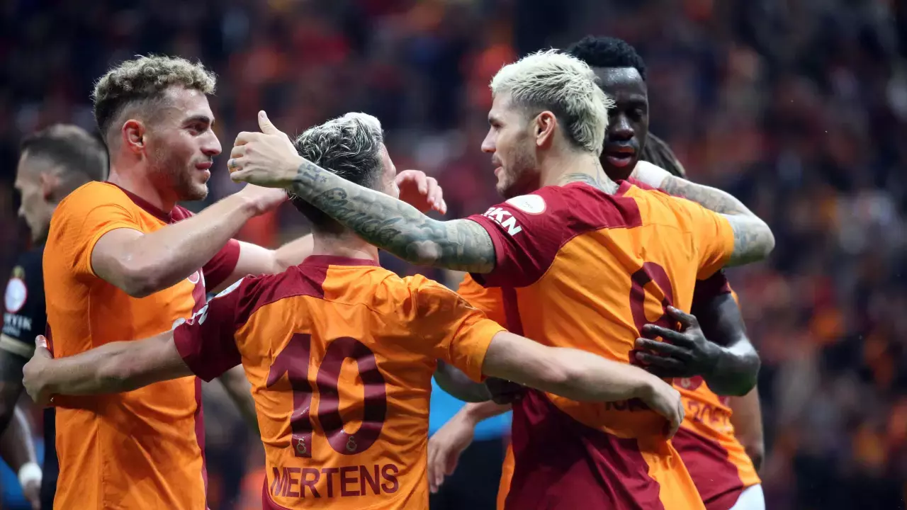 Kimse beklemezken... Galatasaray&#039;da sürpriz imza