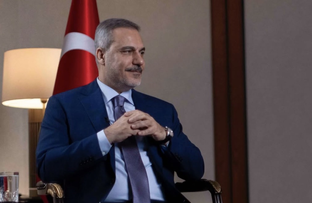 Bu ilk kez oluyor! Hakan Fidan&#039;a canlı yayında kahkaha attıran soru