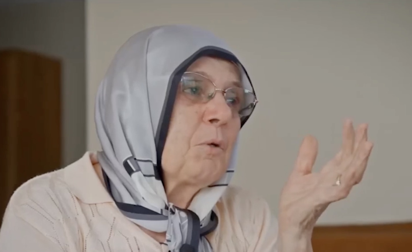 Gözlerinde yaşlarla anlattı! İşte İmamoğlu&#039;nun annesi