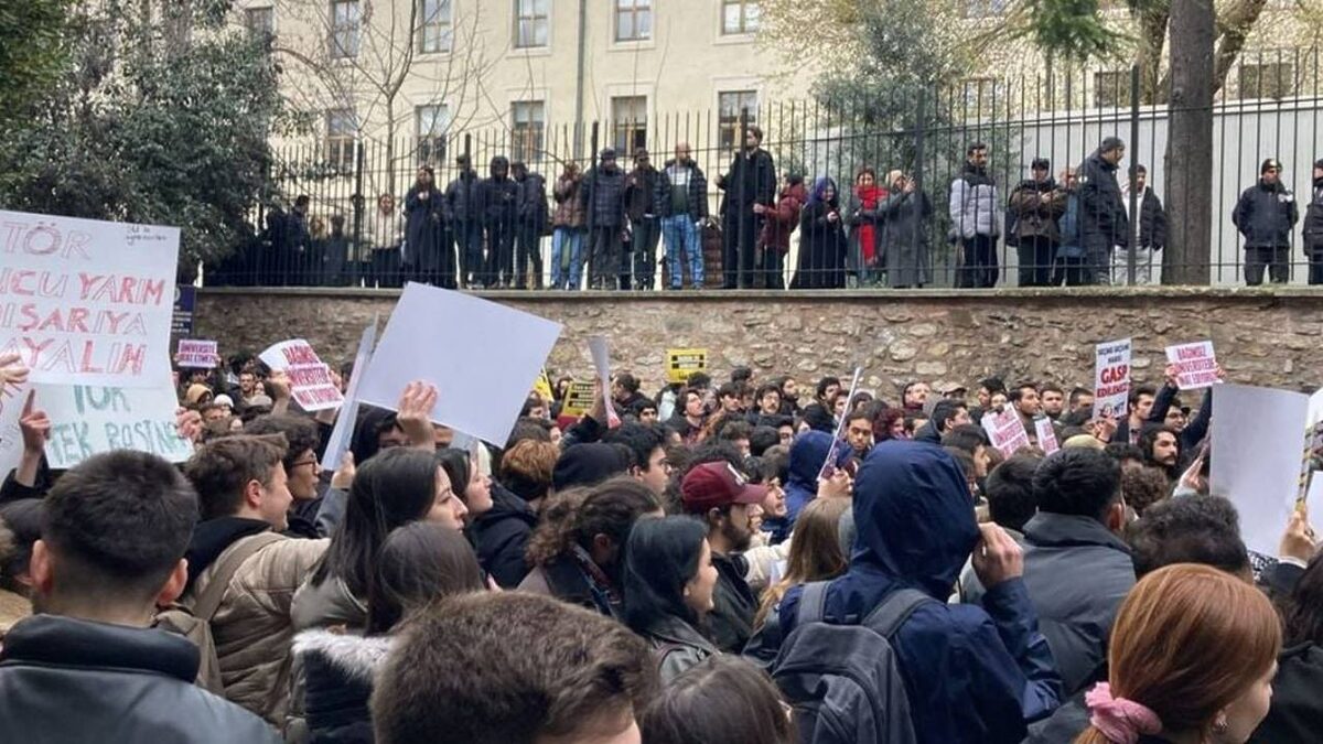 Protestoların 4. gününde polis baskınları başladı