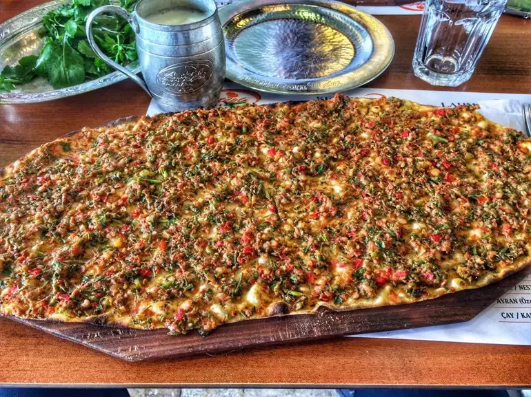 İstanbul&#039;da lahmacun fiyatları tartışması! Bir lahmacun kaç lira olmalı?