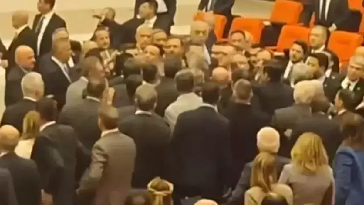 Kolonya şişesi havalarda uçuştu! Meclis&#039;te yüksek tansiyon