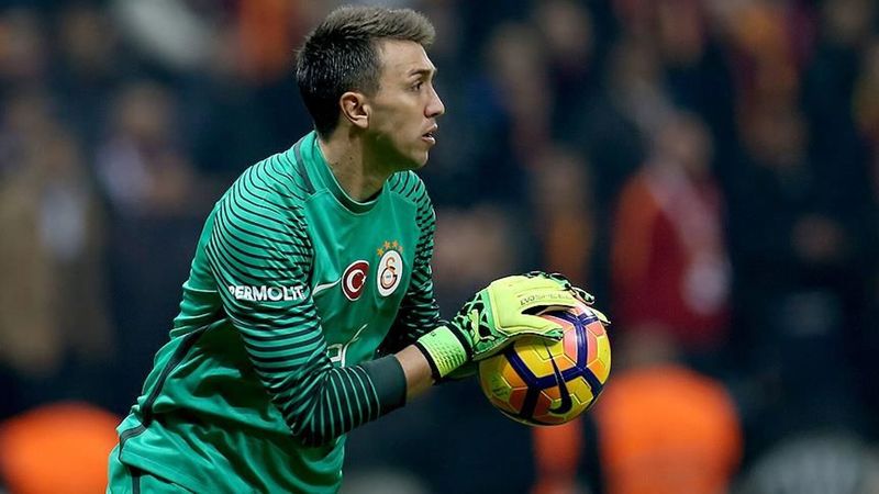 Takımdan ayrılığı konuşulurken! Galatasaray&#039;dan sürpriz Muslera kararı