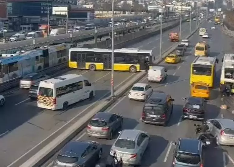 E-5&#039;te trafik alt üst oldu! İETT otobüsü kaza böyle yaptı