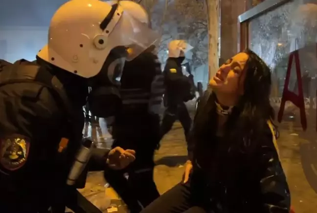 Güzelim sen neden buradasın? Polisle eylemci arasında aşık eden diyaloglar