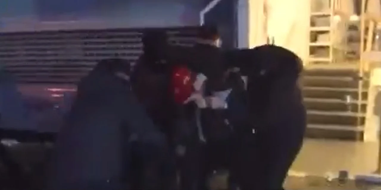 Polis gözaltı için yere yatırdı! Öyle biri çıktı ki hemen bıraktılar