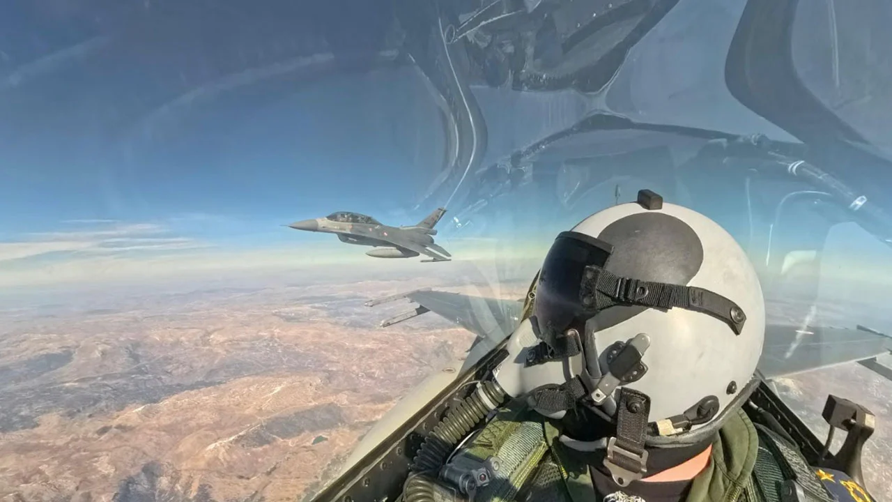 Görüntüler olay yarattı! Türk jetleri Kıbrıs&#039;ın güneyinde