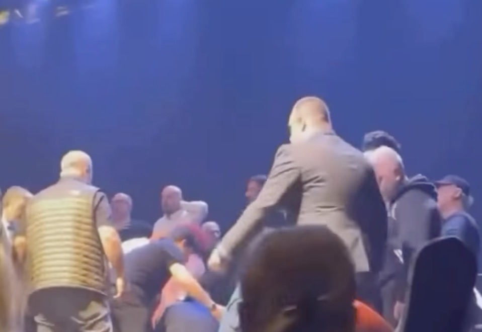 Fenalaşıp yere düştü! Volkan Konak&#039;a sahnede kalp masajı