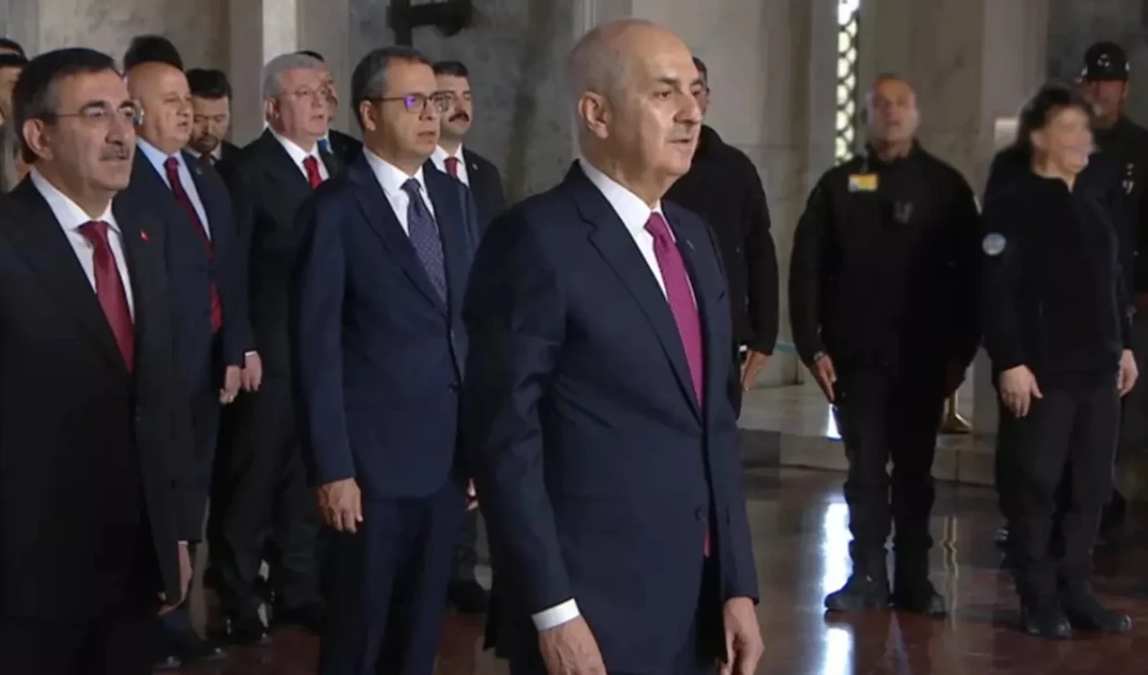 23 Nisan coşkusu... Devlet Anıtkabir&#039;de Atatürk&#039;ün huzurunda