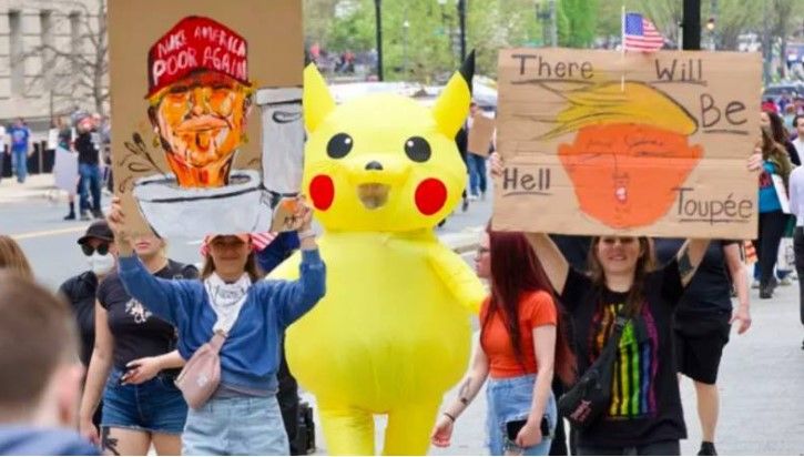ABD’de Pikachu kostümlü protestocu görüntülendi: mesajı hem renkli hem sertti