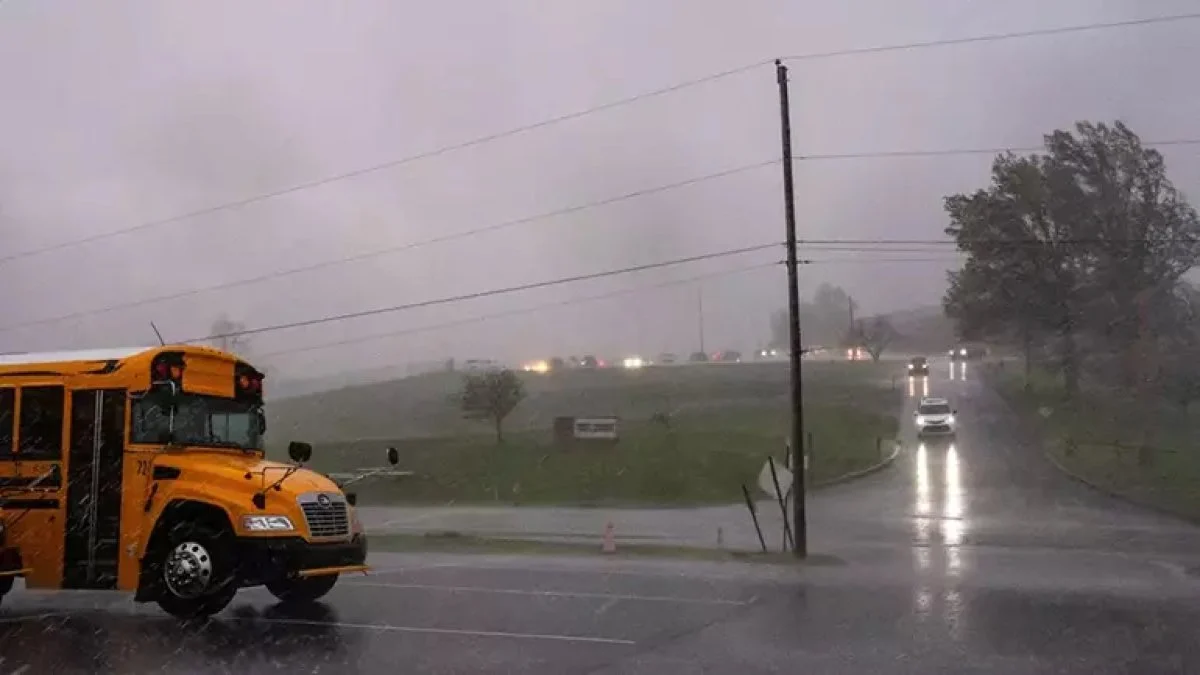 Pensilvanya ve Ohio’da kriz! Fırtına elektrik direklerini yıktı