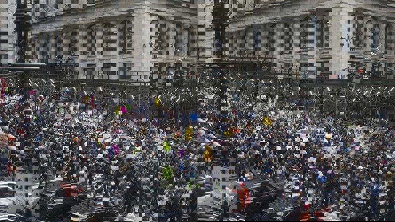 Rümeysa Öztürk&#039;ü serbest bırakın... Trump karşıtları sokaklara döküldü