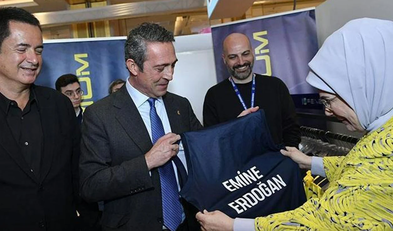 Ali Koç&#039;tan Emine Erdoğan&#039;a forma sürprizi