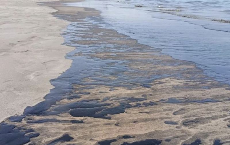 Şansın böylesi... Petrol o kadar çok ki sahillere vuruyor