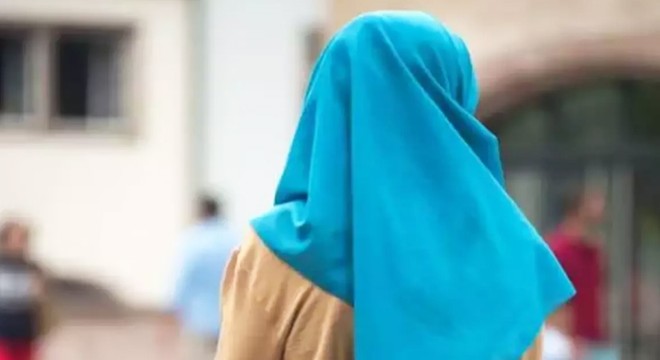 O zihniyetin artıkları çöpte... KKTC&#039;de başörtüsü artık serbest