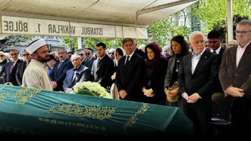 Boyner&#039;in cenaze namazında usul tartışması