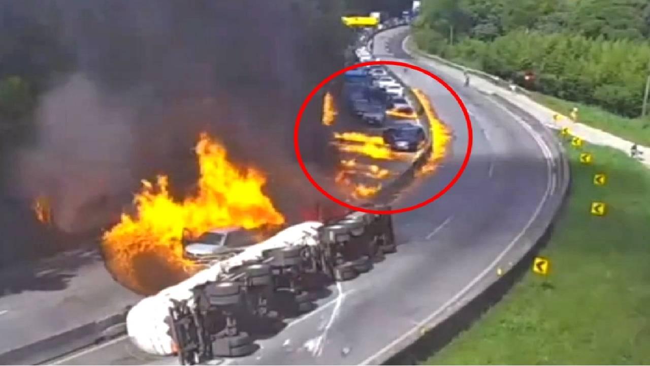 Tanker devrildi... 25 araba, 4 kamyon alev topuna döndü