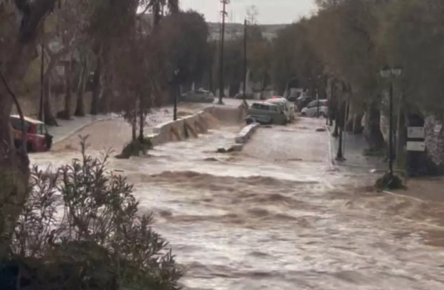 Aydın ve İzmir&#039;de korkunç fırtına ve sel