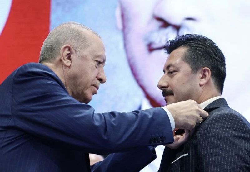 İYİ Parti&#039;den AK Parti&#039;ye büyük göç! Rozetlerini Erdoğan taktı