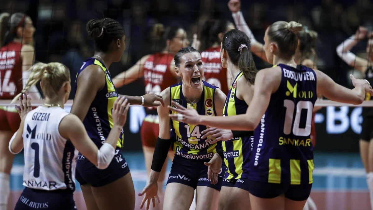 Galatasaray&#039;ı devirdiler... Fenerbahçe Sultanlar Ligi&#039;nde finalde!