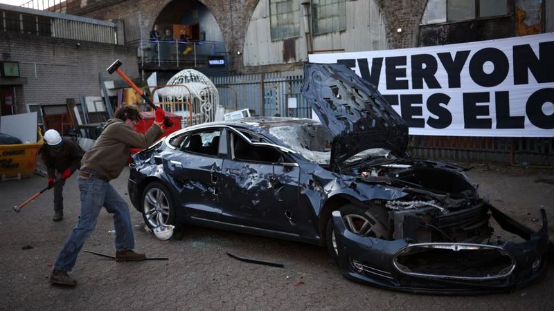 Balyozlarla Tesla parçaladılar! İngiltere Elon Musk&#039;tan nefret ediyor