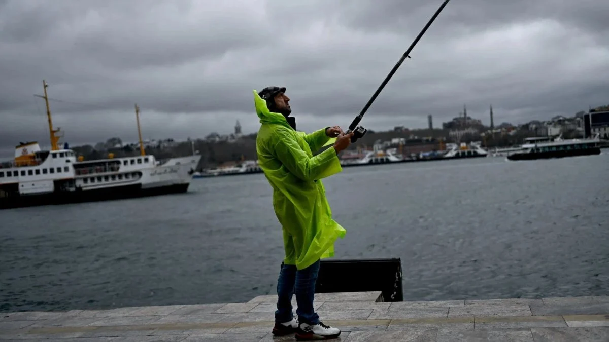 Bahar havalarına elveda! İstanbul&#039;da sağanak ve fırtına kapıda