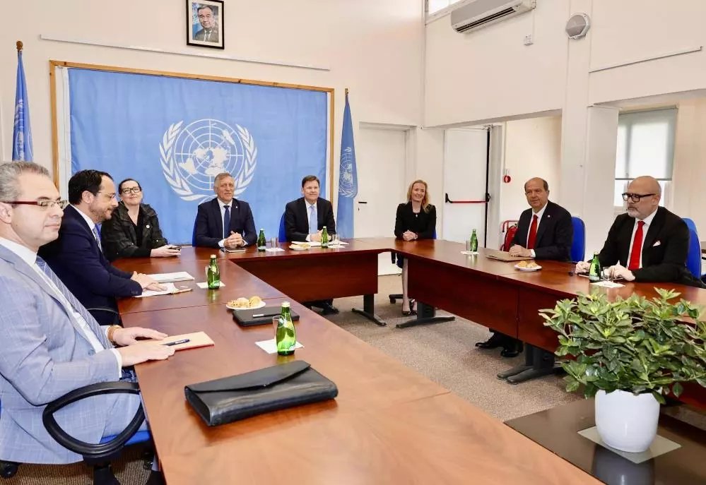 Kıbrıs&#039;ta tarihi liderler görüşmesi: Tatar ve Hristodulidis ara bölgede bir araya geldi