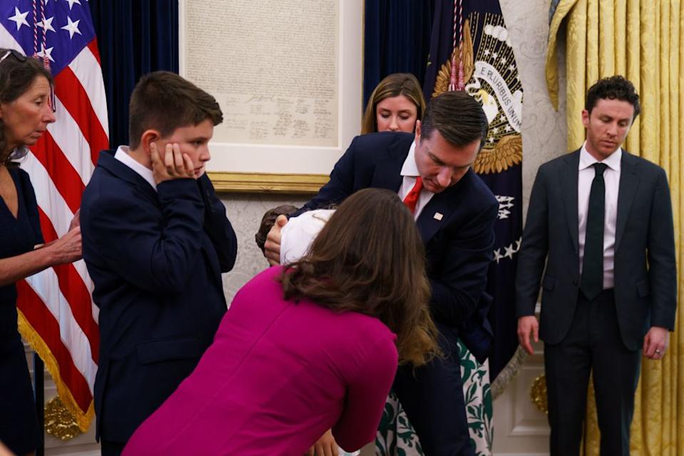 Yemin töreninde korku dolu anlar! Mehmet Öz'ün torunu bayıldı