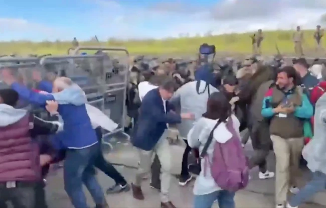 Polise taşlı saldırı! Öcalan&#039;ın doğum gününde yüksek gerilim