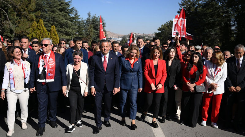 Barikatları yıktılar! Özgür Özel ve CHP&#039;liler Anıtkabir&#039;e yürüyor