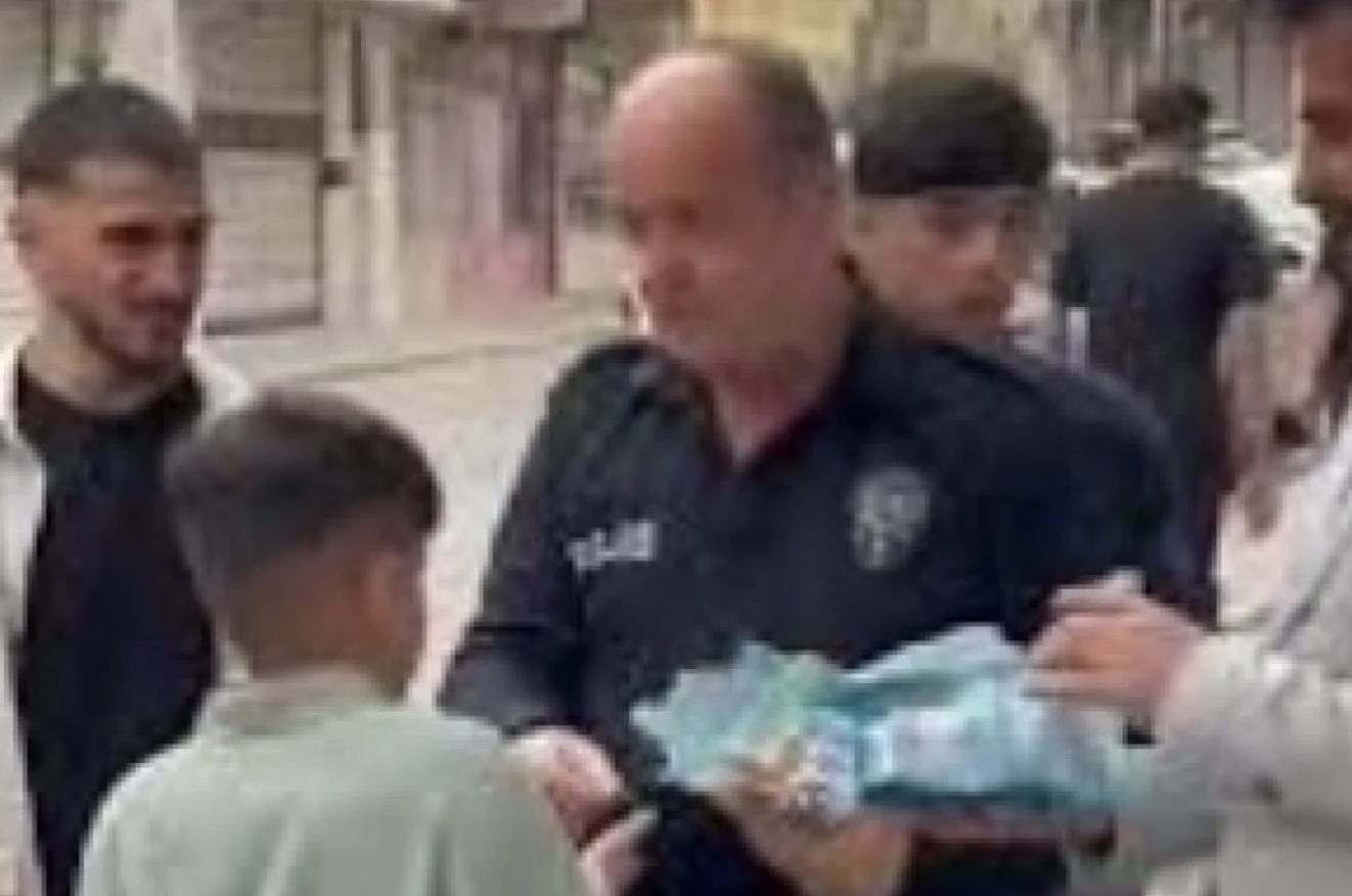Mansur amcaları görmesin! Polisten Şırnaklı çocuklara bayram şekeri