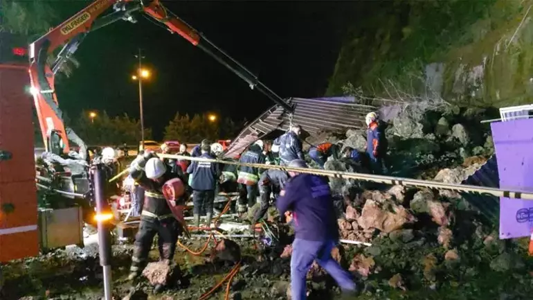 Baba ve kızları hayatını kaybetti... Samsun'da akaryakıt istasyonunda heyelan felaketi