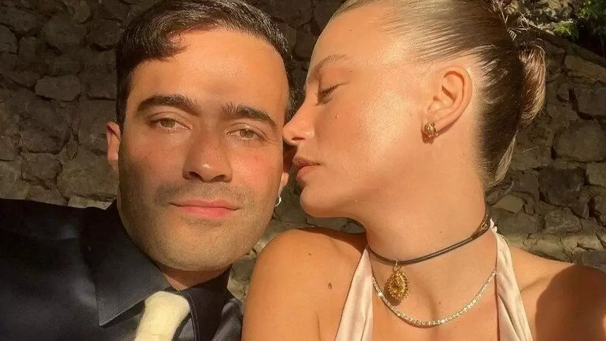 Herkesin içinde... Serenay Sarıkaya ve Mert Demir öpüşürken görüntülendi