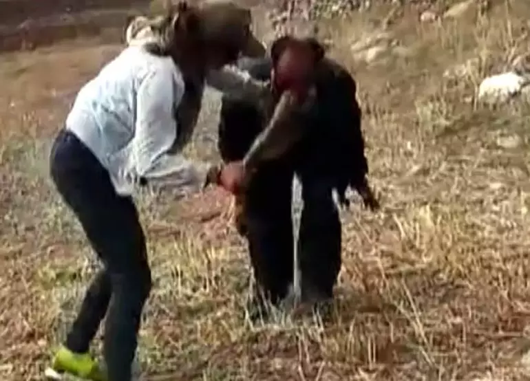 Sopayla engelli çobanı döven kardeşlerin cezası belli oldu