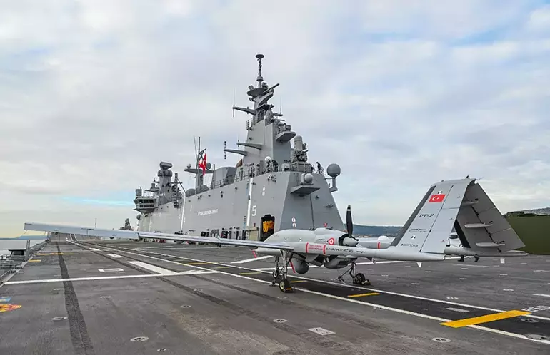 Dünya bunu konuşuyor! İHA taşıyıcısı TCG Anadolu ile Türkiye yeni bir ilke imza attı