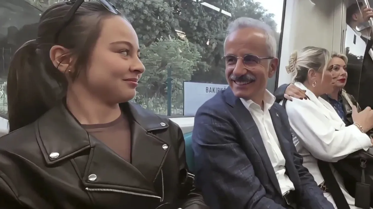 Neşeli yolculuk! Bakan Uraloğlu Marmaray'da