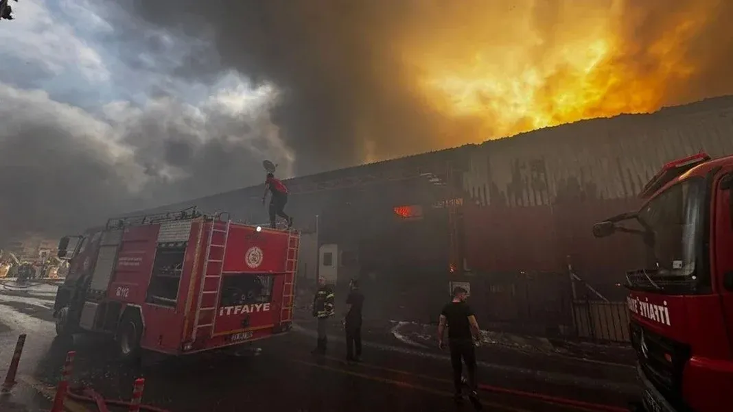 Yürekler ağza geldi! Mersin&#039;deki fabrikada büyük yangın